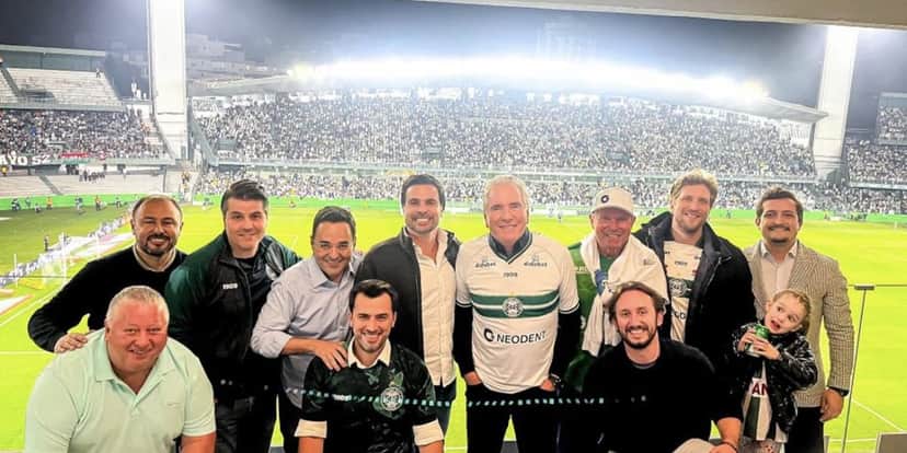 Justus no jogo do Coritiba (Reprodução/Internet) Justus no jogo do Coritiba (Reprodução/Internet)