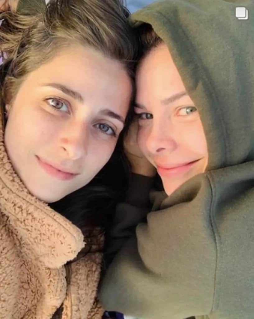 A atriz ao lado de sua namorada - Foto Internet A atriz ao lado de sua namorada - Foto Internet