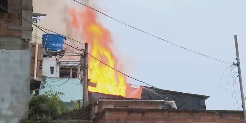 Incêndio em comunidade (Foto: Reprodução / Globo) Incêndio em comunidade (Foto: Reprodução / Globo)