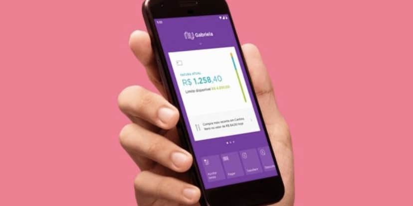 Pessoa segurando celular com aplicativo do Nubank (Foto: Reprodução / Internet) Pessoa segurando celular com aplicativo do Nubank (Foto: Reprodução / Internet)