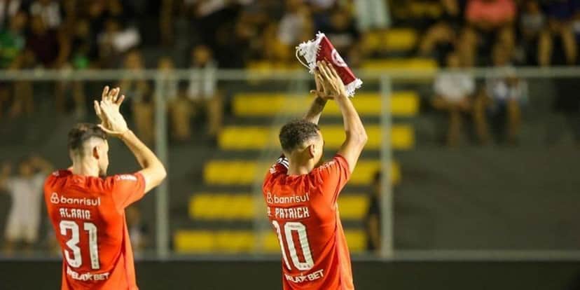 Jogadores do Internacional agradecendo a torcida presente no estádio (Reprodução: Internet) Jogadores do Internacional agradecendo a torcida presente no estádio (Reprodução: Internet)