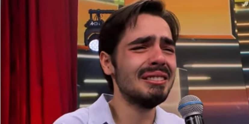 João Guilherme chorou com o relato do ex-aluno de Anne Lottermann (Reprodução: Band) João Guilherme chorou com o relato do ex-aluno de Anne Lottermann (Reprodução: Band)