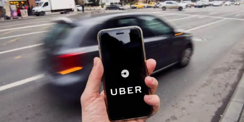 Cliente esperando seu carro da Uber (Foto: Reprodução/ Internet) Cliente esperando seu carro da Uber (Foto: Reprodução/ Internet)