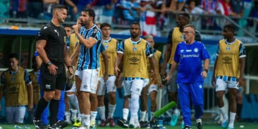 Diego Costa foi expulso da partida do Grêmio - (Foto: Reprodução / Internet) Diego Costa foi expulso da partida do Grêmio - (Foto: Reprodução / Internet)