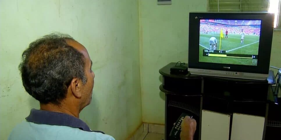 O primeiro contato da Globo, SBT e outras foram na TV de tubo (Reprodução: TV Anhanguera) O primeiro contato da Globo, SBT e outras foram na TV de tubo (Reprodução: TV Anhanguera)