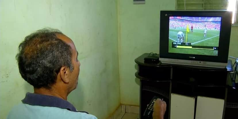 O primeiro contato da Globo, SBT e outras foram na TV de tubo (Reprodução: TV Anhanguera) O primeiro contato da Globo, SBT e outras foram na TV de tubo (Reprodução: TV Anhanguera)