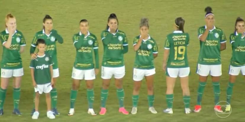 Jogadoras protestaram na rodada do Brasileirão (Reprodução: Globo) Jogadoras protestaram na rodada do Brasileirão (Reprodução: Globo)