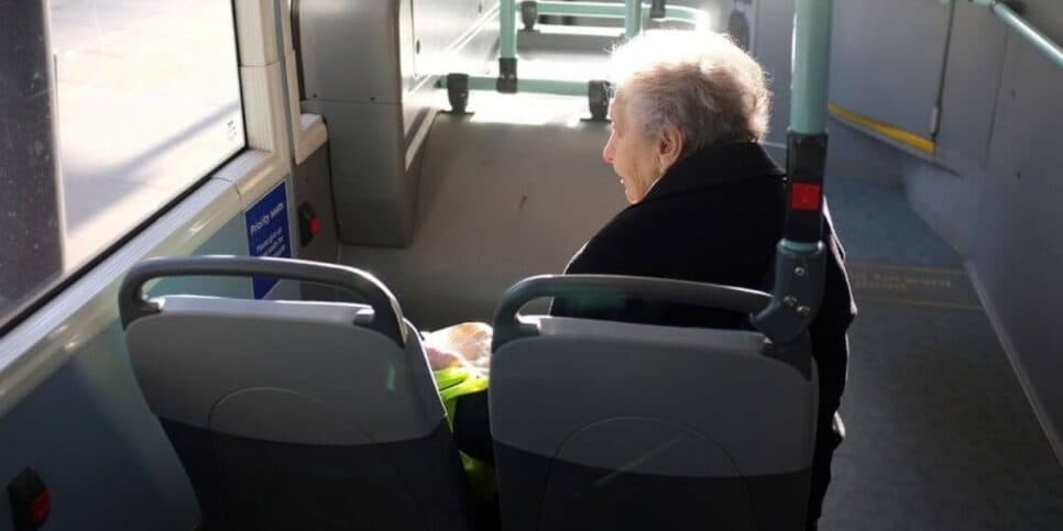 Idosos com renda de até 2 salários mínimos garantem viagens de ônibus de graça (Reprodução: Internet) Idosos com renda de até 2 salários mínimos garantem viagens de ônibus de graça (Reprodução: Internet)