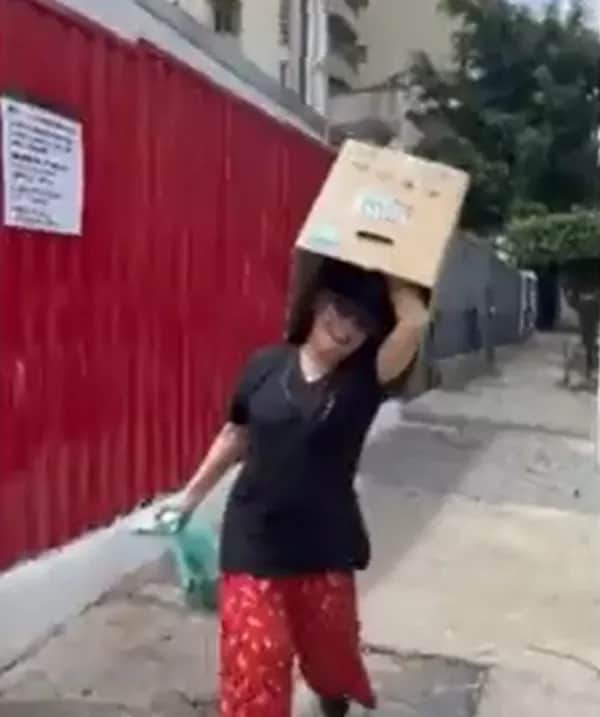 Regina Duarte pegando caixas de papelão na rua - Foto SBT Regina Duarte pegando caixas de papelão na rua - Foto SBT