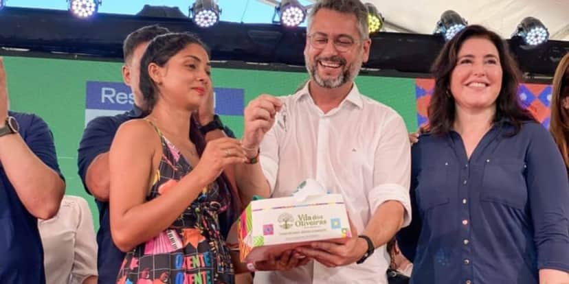 As chaves foram entregues aos beneficiários do habitacional que atende famílias em vulnerabilidade social (Foto: Márcia do Carmo, Nayana Magalhães e Israel Cardoso/GEA) As chaves foram entregues aos beneficiários do habitacional que atende famílias em vulnerabilidade social (Foto: Márcia do Carmo, Nayana Magalhães e Israel Cardoso/GEA)