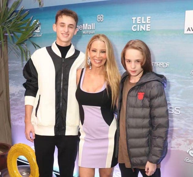 Danielle Winits e os filhos Guy e Noah (Foto: Diego Laureano / TV Foco)
Danielle Winits e os filhos Guy e Noah (Foto: Diego Laureano / TV Foco)