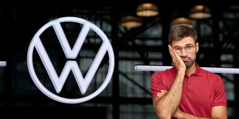 Logo da Volkswagen e homem triste (Fotos: Reproduções / REUTERS/David 'Dee' Delgado / Freepik) Logo da Volkswagen e homem triste (Fotos: Reproduções / REUTERS/David 'Dee' Delgado / Freepik)