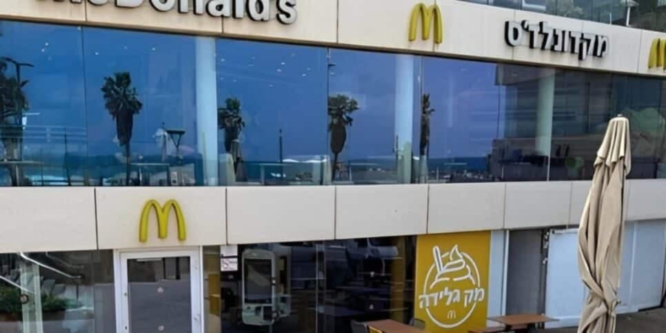 McDonald's decidiu aderir à greve em Israel para protestar contra a reforma (Foto Reprodução/Internet) McDonald's decidiu aderir à greve em Israel para protestar contra a reforma (Foto Reprodução/Internet)