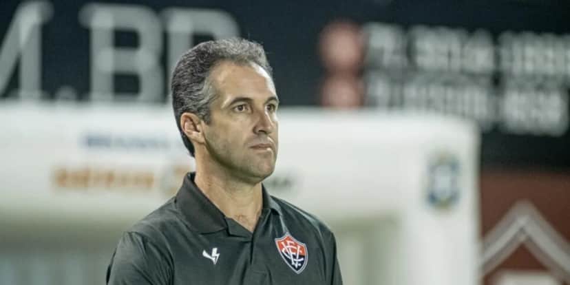 O técnico Léo Condé foi demitido do Vitória - Foto: Internet O técnico Léo Condé foi demitido do Vitória - Foto: Internet