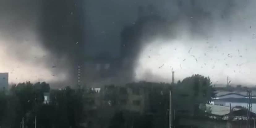 O tornado atingiu o sul da China (Reprodução: Internet) O tornado atingiu o sul da China (Reprodução: Internet)