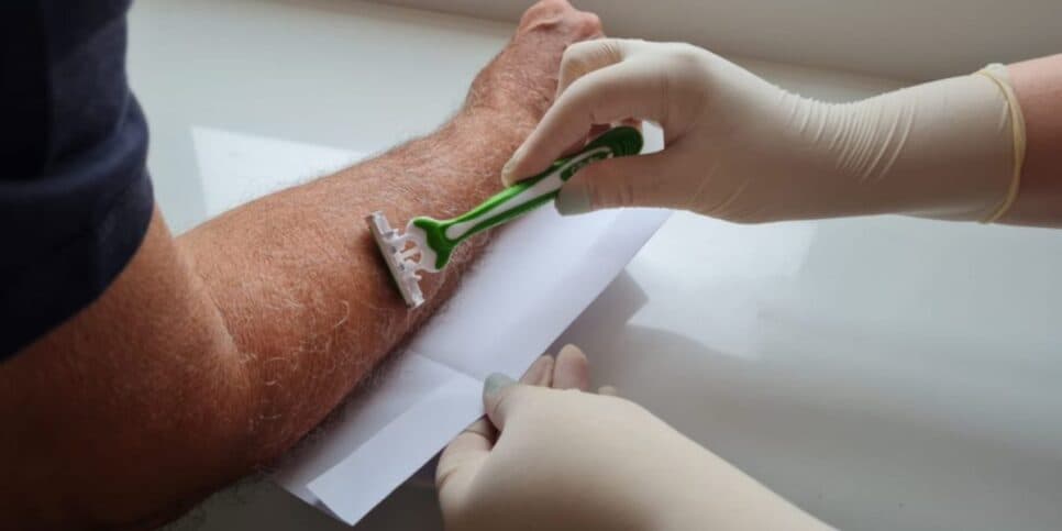 Os motoristas das categorias C, D e E devem realizar exames toxicológicos a cada 2 anos e meio, o exame é feito com uma pequena amostra de cabelo ou pelos (Foto: Reprodução/ Internet) Os motoristas das categorias C, D e E devem realizar exames toxicológicos a cada 2 anos e meio, o exame é feito com uma pequena amostra de cabelo ou pelos (Foto: Reprodução/ Internet)