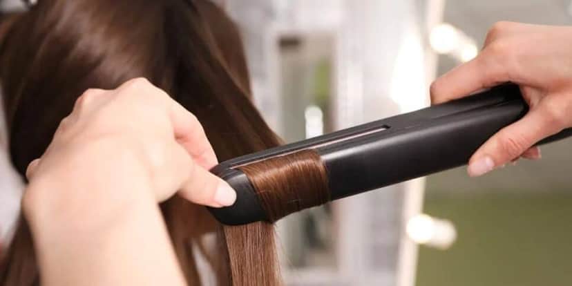 Uso excessivo de chapinha pode danificar o cabelo (Reprodução: Internet) Uso excessivo de chapinha pode danificar o cabelo (Reprodução: Internet)