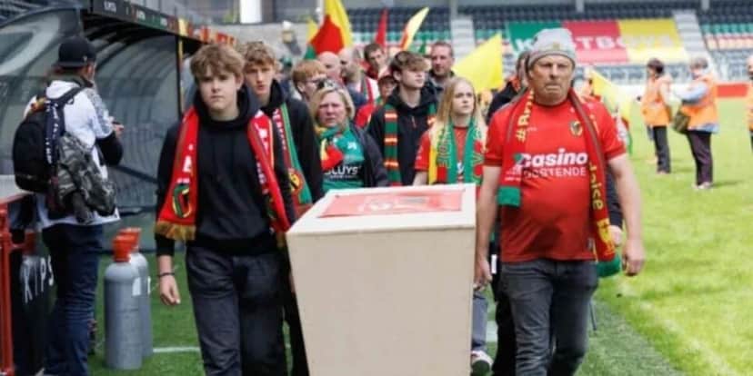 Clube decreta falência e faz funeral com caixões - Foto: Internet Clube decreta falência e faz funeral com caixões - Foto: Internet