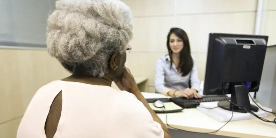 Adeus à conta de luz: Benefício garante isenção de cobrança aos idosos 60+ e já está em vigor
