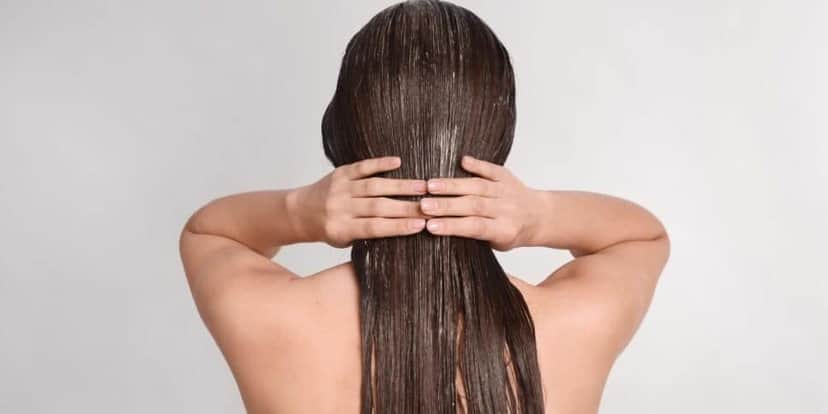 Mulher hidratando o cabelo (Foto: Reprodução / Canva) Mulher hidratando o cabelo (Foto: Reprodução / Canva)