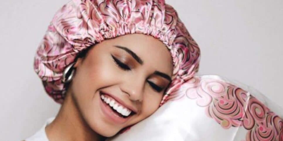 Touca de cetim elimina o frizz do cabelo (Foto: Reprodução / Pinterest) Touca de cetim elimina o frizz do cabelo (Foto: Reprodução / Pinterest)