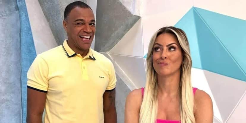 O comentarista e a apresentador do programa esportivo tem química na TV (Foto: Reprodução/ Divulgação) O comentarista e a apresentador do programa esportivo tem química na TV (Foto: Reprodução/ Divulgação)