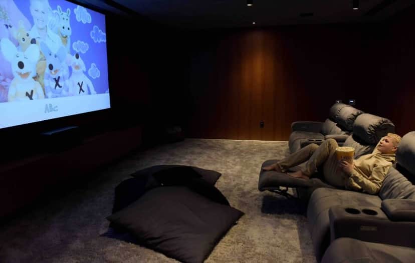 Xuxa investiu em uma salão de cinema luxuosa (Foto: Reprodução/Caras) Xuxa investiu em uma salão de cinema luxuosa (Foto: Reprodução/Caras)