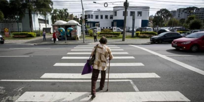 Idosa atravessando a rua (Reprodução/Organics News Brasil) Idosa atravessando a rua (Reprodução/Organics News Brasil)
