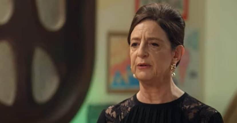 Diretora Norma quer fechar entrada da biblioteca e será um problema no capítulo da novela (Foto: Reprodução/ TV Zyn) Diretora Norma quer fechar entrada da biblioteca e será um problema no capítulo da novela (Foto: Reprodução/ TV Zyn)