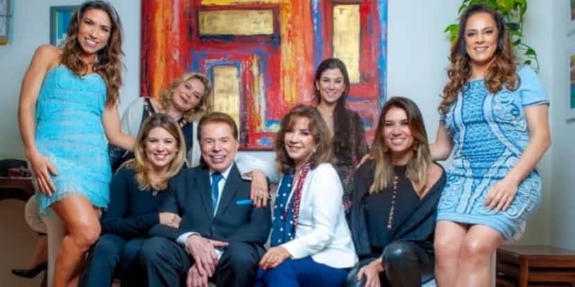 Silvio Santos, sua esposa e suas seis filhas, lado a lado - (Foto: Internet) Silvio Santos, sua esposa e suas seis filhas, lado a lado - (Foto: Internet)