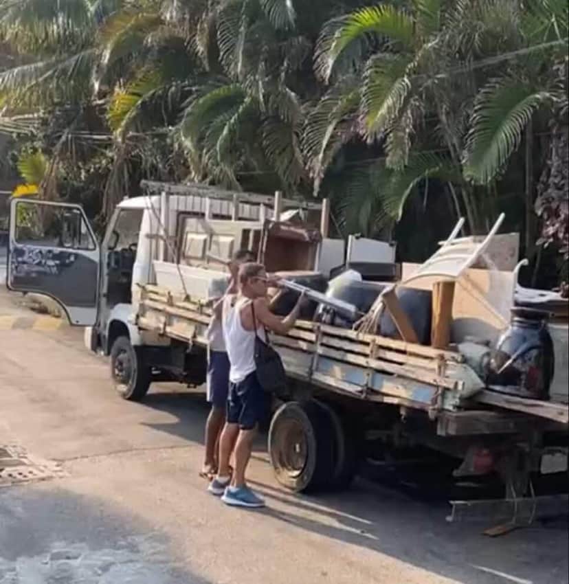Mário Gomes deixando sua antiga residência no Rio de Janeiro (Foto: Sandro Cardozo) Mário Gomes deixando sua antiga residência no Rio de Janeiro (Foto: Sandro Cardozo)