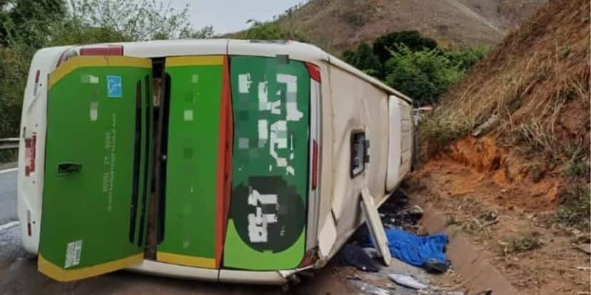 Acidente de ônibus deixa 3 vítimas - (Foto: Reprodução / Internet) Acidente de ônibus deixa 3 vítimas - (Foto: Reprodução / Internet)