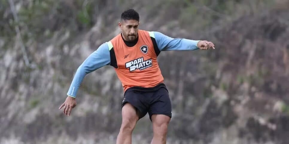 O zagueiro não vem ganhando chances no Botafogo (Reprodução: Vitor Silva) O zagueiro não vem ganhando chances no Botafogo (Reprodução: Vitor Silva)
