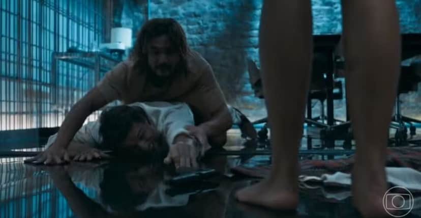 Rudá tenta defender Viola de Molina e um tiro mata o vilão da novela (Foto: Reprodução/ TV Globo) Rudá tenta defender Viola de Molina e um tiro mata o vilão da novela (Foto: Reprodução/ TV Globo)