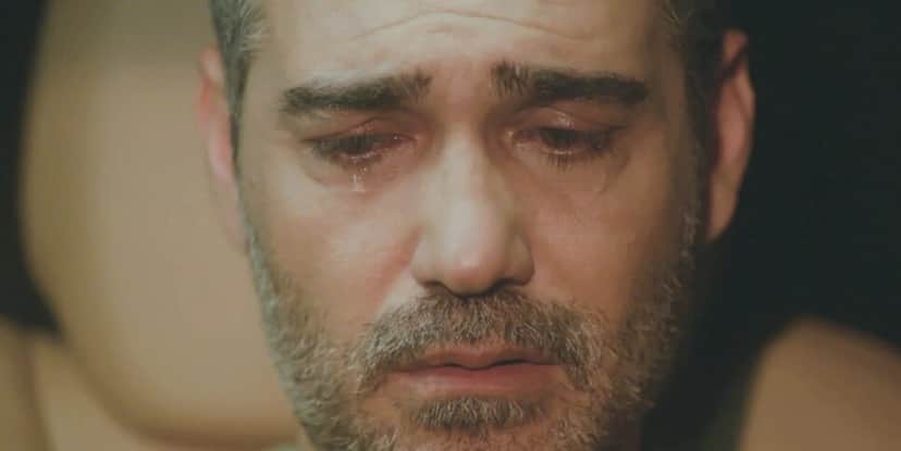 Cunhada arma pra cima de Sarp e ele é separado da família (Foto: Reprodução/ Record TV) Cunhada arma pra cima de Sarp e ele é separado da família (Foto: Reprodução/ Record TV)