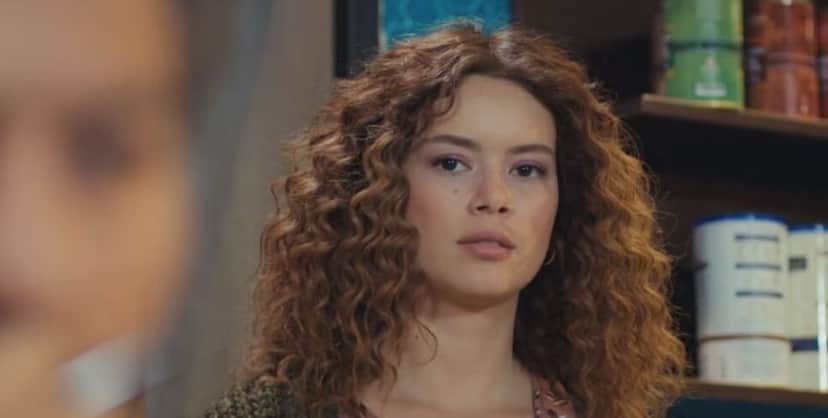 No resumo, decisão de Sirin sair de casa deixa Enver e Hatice desesperados em busca de seu paradeiro (Foto: Reprodução/ Record TV) No resumo, decisão de Sirin sair de casa deixa Enver e Hatice desesperados em busca de seu paradeiro (Foto: Reprodução/ Record TV)