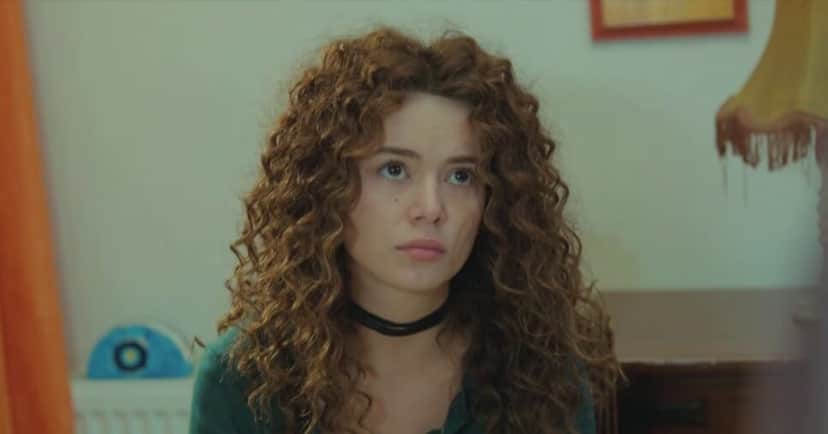 Sirin morre de inveja ao ver a harmonia de Bahar com sua família à mesa (Foto: Reprodução/ Record TV) Sirin morre de inveja ao ver a harmonia de Bahar com sua família à mesa (Foto: Reprodução/ Record TV)