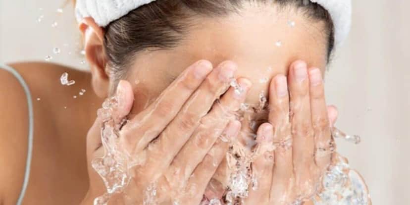 A limpeza facial noturna é um dos pilares da rotina de cuidados com a pele é um segredo das coreanas (Foto: Reprodução/ Internet) A limpeza facial noturna é um dos pilares da rotina de cuidados com a pele é um segredo das coreanas (Foto: Reprodução/ Internet)