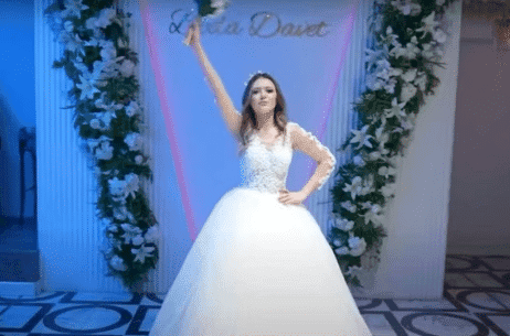Influencer que se casou consigo mesma morre após cair de apartamento - Foto Internet Influencer que se casou consigo mesma morre após cair de apartamento - Foto Internet