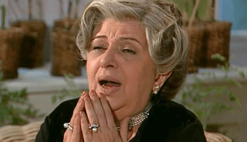 Dona Adelaide passa mal após discussão com filha e neta (Foto: Reprodução/ Globoplay) Dona Adelaide passa mal após discussão com filha e neta (Foto: Reprodução/ Globoplay)