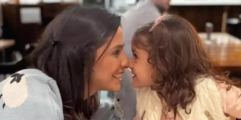 Ana Carolina de Oliveira, mãe de Isabella Nardoni, compartilha foto especial ao lado da caçula (Foto: Reprodução) Ana Carolina de Oliveira, mãe de Isabella Nardoni, compartilha foto especial ao lado da caçula (Foto: Reprodução)