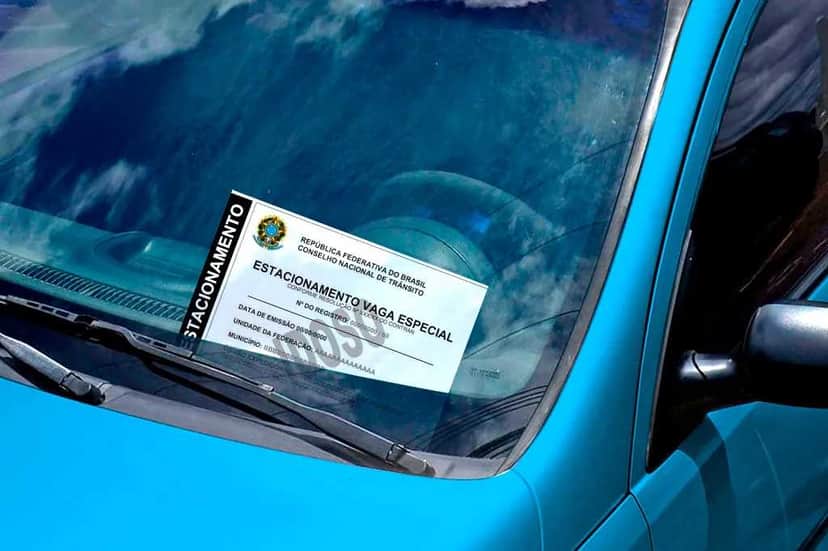 Credencial de estacionamento exclusivo impressa (Foto: Reprodução/ Internet) Credencial de estacionamento exclusivo impressa (Foto: Reprodução/ Internet)