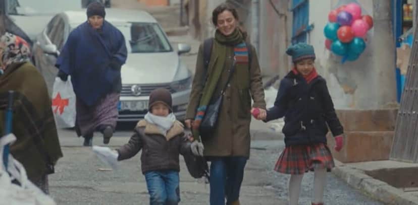 Bahar em um dia alegre ao lado de seus filhos (Foto: Reprodução/ Record TV) Bahar em um dia alegre ao lado de seus filhos (Foto: Reprodução/ Record TV)