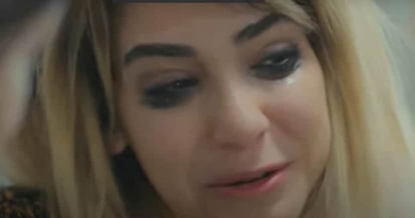 Ceyda sofre demais por não ver o filho e cai nos braços de Hickmet (Foto: Reprodução/ Record TV) Ceyda sofre demais por não ver o filho e cai nos braços de Hickmet (Foto: Reprodução/ Record TV)