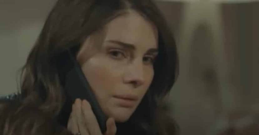 Jale avisa Hatice pelo telefone que expulsou Sirin de casa (Foto: Reprodução/ Record TV) Jale avisa Hatice pelo telefone que expulsou Sirin de casa (Foto: Reprodução/ Record TV)