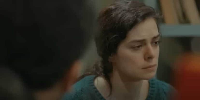 Bahar conta para Ceyda e Arif que apanhou de Sirin e ficou jogada na rua (Foto: Reprodução/ Record TV) Bahar conta para Ceyda e Arif que apanhou de Sirin e ficou jogada na rua (Foto: Reprodução/ Record TV)