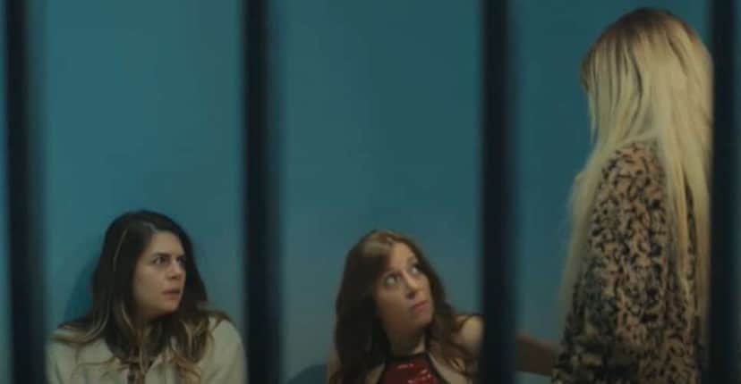 Ceyda e Yeliz passam noite na cadeia e Bahar se sente culpada (Foto: Reprodução/ Record TV Ceyda e Yeliz passam noite na cadeia e Bahar se sente culpada (Foto: Reprodução/ Record TV