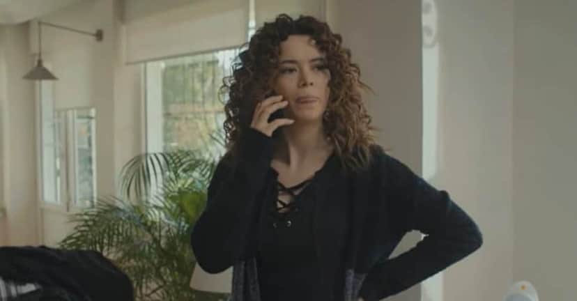 Hatice liga para Sirin e avisa sobre fúria e descoberta de Bahar (Foto: Reprodução/ Record TV) Hatice liga para Sirin e avisa sobre fúria e descoberta de Bahar (Foto: Reprodução/ Record TV)