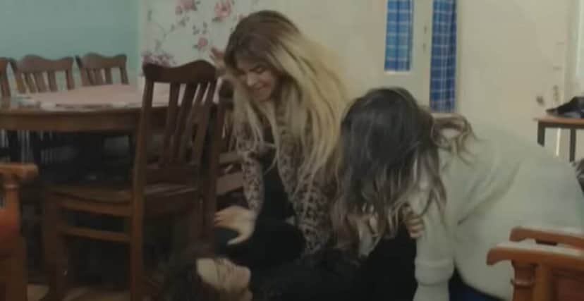 Ceyda e Yeliz se vingam por Bahar e agridem Sirin, mas são presas por isto (Foto: Reprodução/ Record TV) Ceyda e Yeliz se vingam por Bahar e agridem Sirin, mas são presas por isto (Foto: Reprodução/ Record TV)