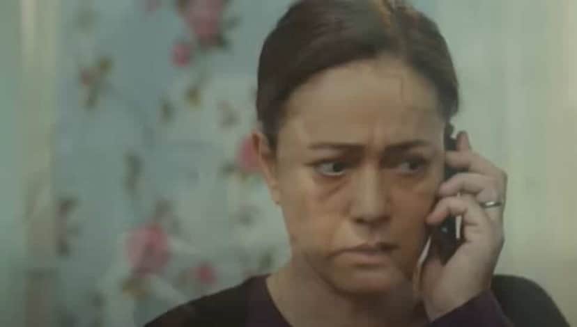 Hatice liga ao psiquiatra de Sirin após moça chegar surtada em casa (Foto: Reprodução/ Record TV) Hatice liga ao psiquiatra de Sirin após moça chegar surtada em casa (Foto: Reprodução/ Record TV)